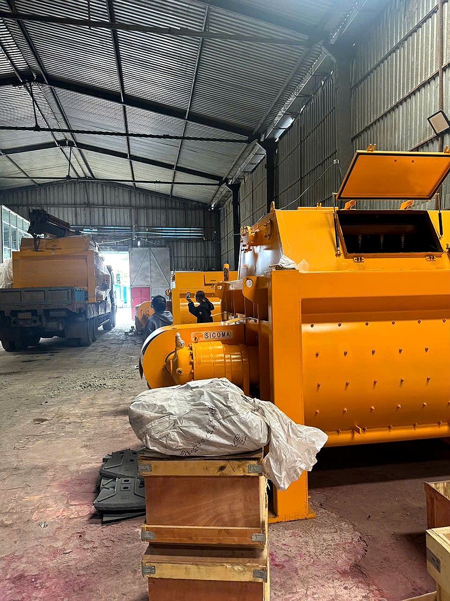 cối trộn bê tông SICOMA nắp mở trong kho thiết bị Tâm An