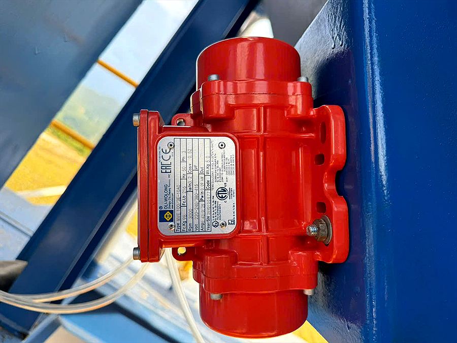 thiết bị rung OLI-Wolong lắp trên côn silo xi măng trạm trộn bê tông