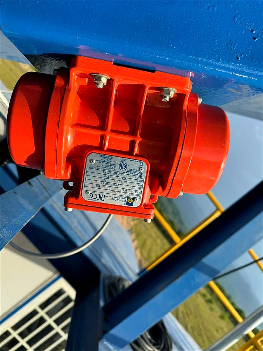 motor rung gắn dưới đáy phễu cấp liệu trạm trộn bê tông