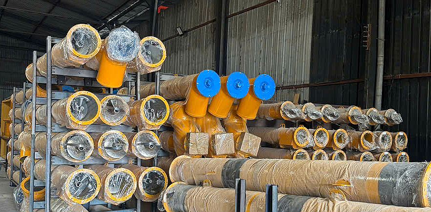 vít tải xi măng xếp trên giá tại kho phụ tùng trạm trộn